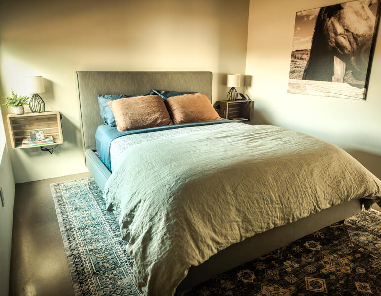 Bedroom/Queen Bed